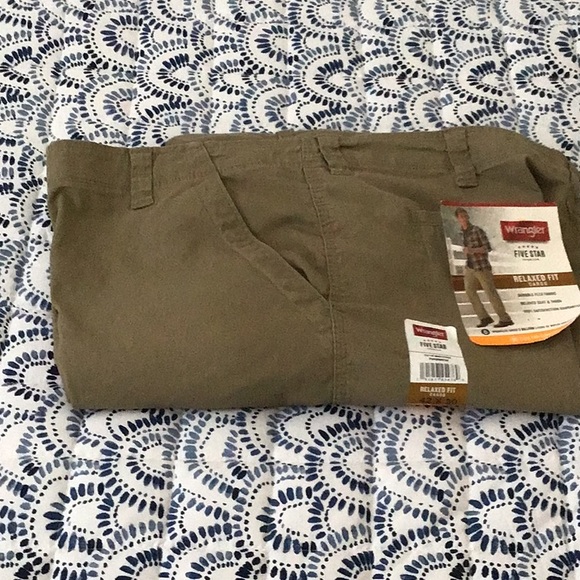 Brand new Wrangler Relaxed Fit Men’s Cargo Pants 42x30 - Picture 5 of 6